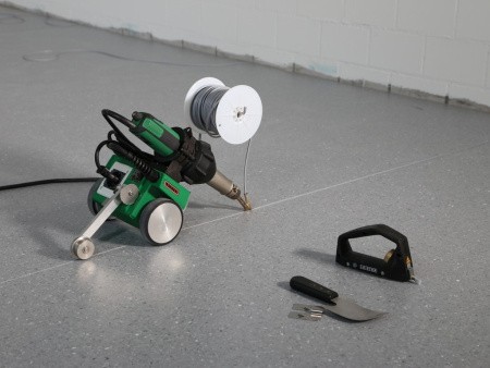 Сварочный автомат горячего воздуха (привод) MINIFLOOR в работе линолеумом при сварке швов Сварочный автомат горячего воздуха (привод) MINIFLOOR в работе линолеумом при сварке швов